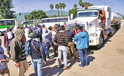 Normalistas reanudan protestas en Oaxaca; toman 6 camiones