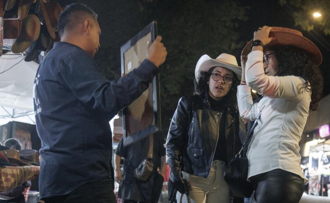 Comienzan a llegar algunos fans a la plaza de toros donde realizan compras de sombreros símbolo del género musical. Foto: Yaretzy M. Osnaya/EL UNIVERSAL.