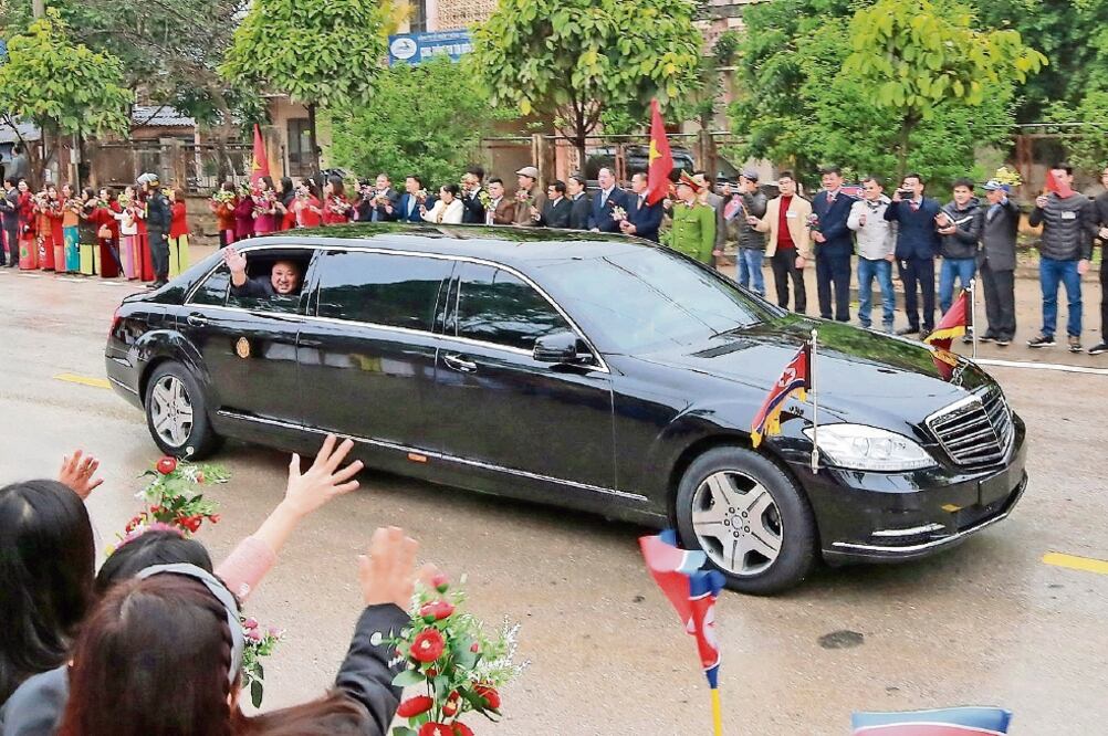 Kim Jong-un, líder norcoreano, al llegar a la estación férrea Dong Dang. Fue recibido con una alfombra roja, guardia de honor y banderas de Norcorea y Vietnam. Foto: REUTERS