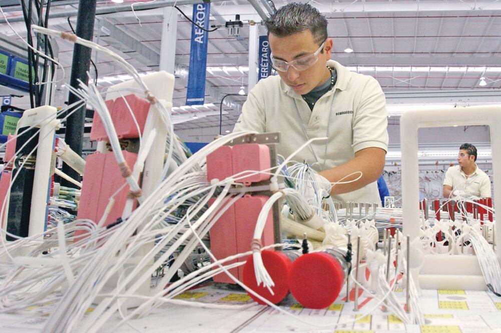 Empresarios plantean más inversiones para capacitar al personal que se hará cargo de los jóvenes, además de buscar la permanencia de éstos. Foto: ARCHIVO EL UNIVERSAL