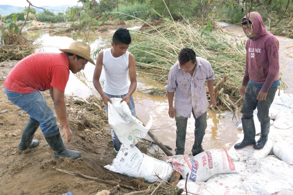 Tras las precipitaciones, 20 municipios de la región Valles Centrales se encuentran en riesgo por el posible desbordamiento del río Atoyac, afirman autoridades. (EDWIN HERNÁNDEZ. EL UNIVERSAL)