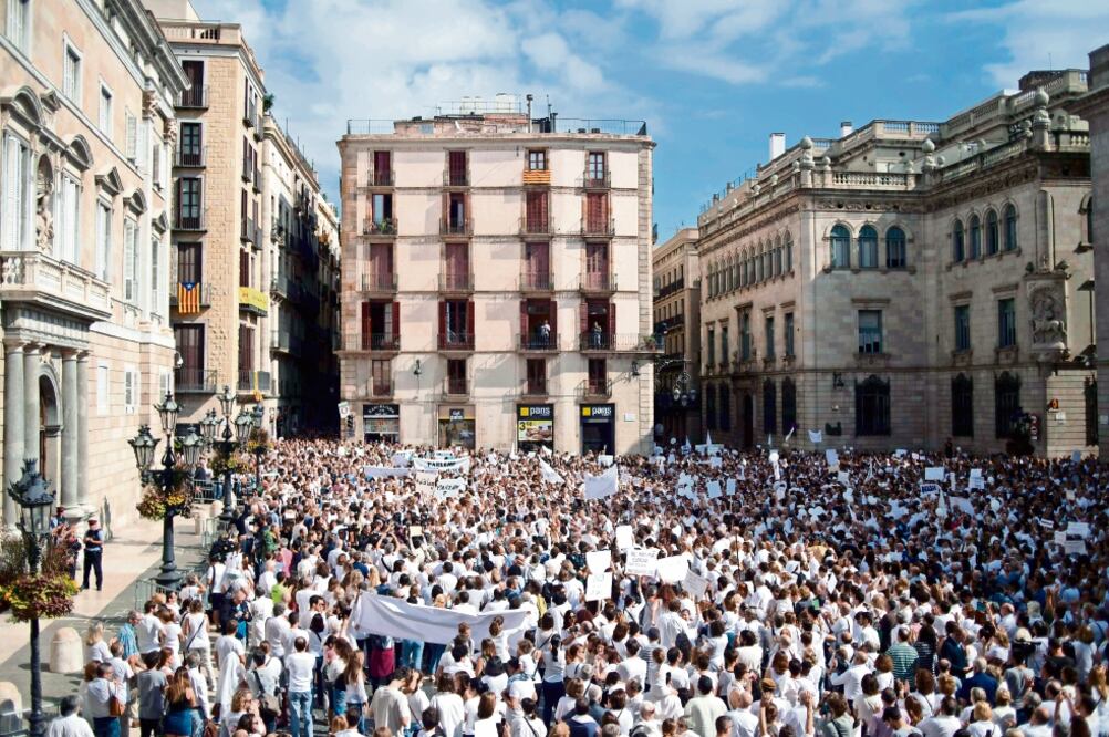 Manifestantes durante la protesta “Hablemos” realizada ayer en Barcelona para pedir diálogo entre las autoridades catalanas y las de España. (JORGE GUERRERO. AFP)