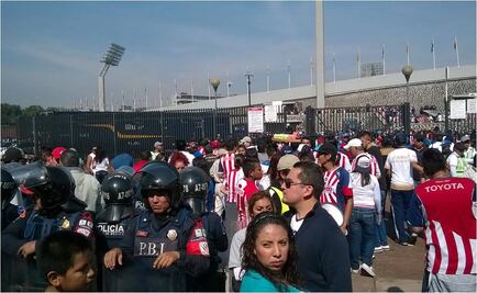 Exhaustiva revisión de aficionados en Ciudad Universitaria