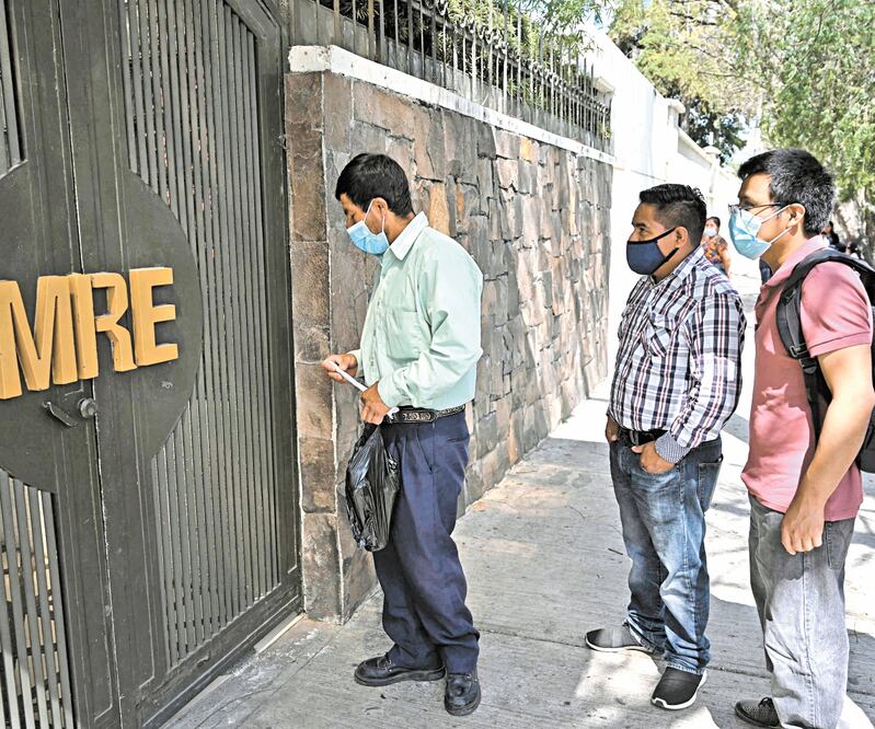 Personas esperan afuera del Ministerio de Relaciones Exteriores de Guatemala para obtener detalles del paradero de sus familiares. JOHAN ORDONEZ. AFP