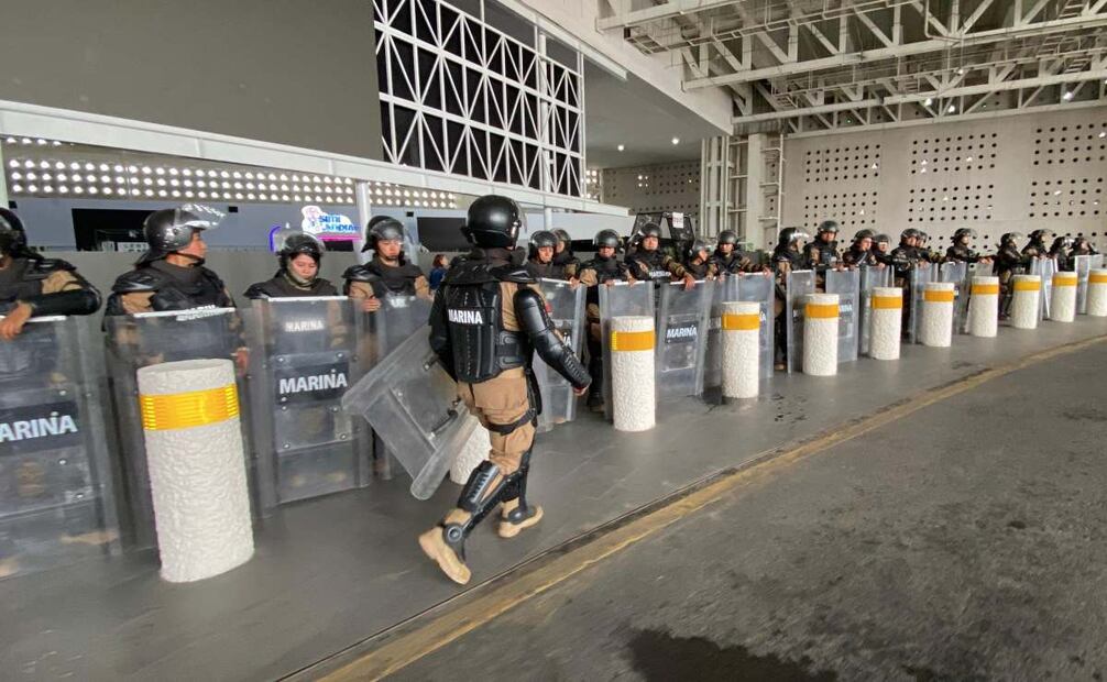 La terminal 2 del AICM se mantiene custodiada por policías capitalinos ante un inminente cierre por maestros de la CNTE este miércoles 10 de junio de 2026. Foto: Valente Rosas/ EL UNIVERSAL