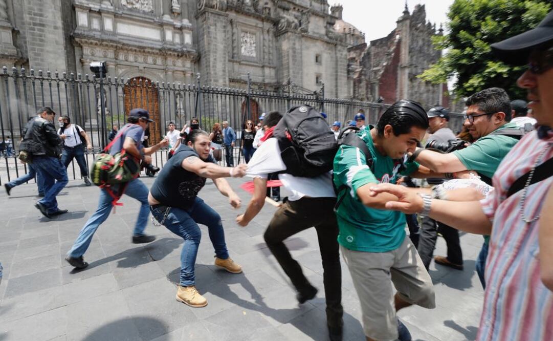 Los "anarquistas" lanzaban gritos  de “fuera nazis” y “no pasarán”. /Irving Olivares - EL UNIVERSAL