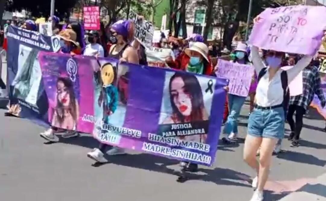 Durante su trayecto exhibieron pancartas de mujeres que han muerto recientemente y según ellas los culpables no han sido detenidos. Foto: Especial