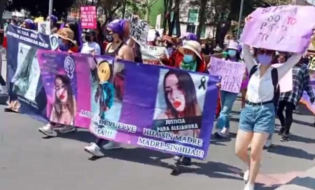 Durante su trayecto exhibieron pancartas de mujeres que han muerto recientemente y según ellas los culpables no han sido detenidos. Foto: Especial