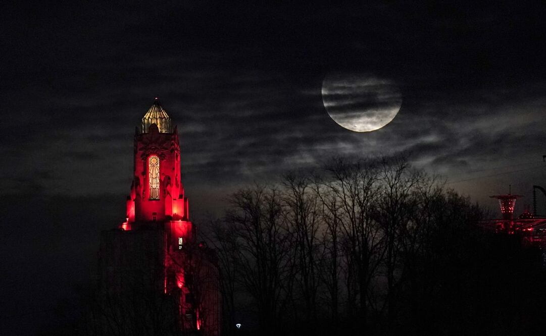 La luna llena captada en Kansas, Misuri. 21 de enero, 2022. Foto: AP Photo/Charlie Riedel