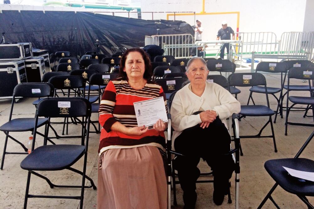Marilú recibió su certificado de secundaria; ahora llama a los adultos a terminar sus estudios “no importa si están grandes, les va a servir, porque luego uno sufre mucho sin saber leer ni escribir ”, reconoce (ASTRID RIVERA. EL UNIVERSAL)