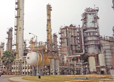 Se intoxican siete trabajadores por fuga de gas ácido en refinería de Cadereyta