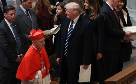 Inicia Trump primer día de presidencia con servicio religioso