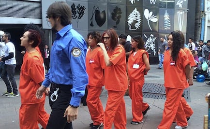 Sorprenden en Marcha del Orgullo Gay con disfraz de OITNB