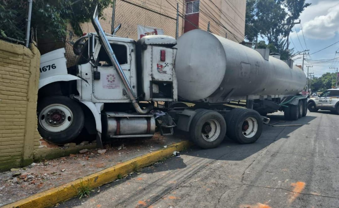 Pipa se queda sin frenos y se impacta contra vivienda en Iztapalapa.
Foto: Especial
