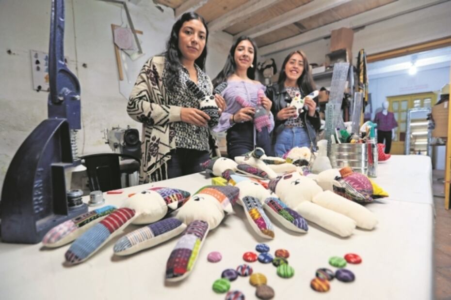 Adornan al conejo teporingo con rebozos