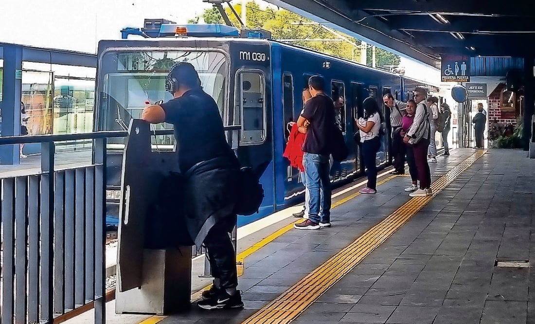 Usuarios del Tren Ligero señalan que las fallas en este medio de transporte complican su situación, pues para muchos es la única opción para trasladarse a Xochimilco. Foto: Hugo Salvador / EL UNIVERSAL