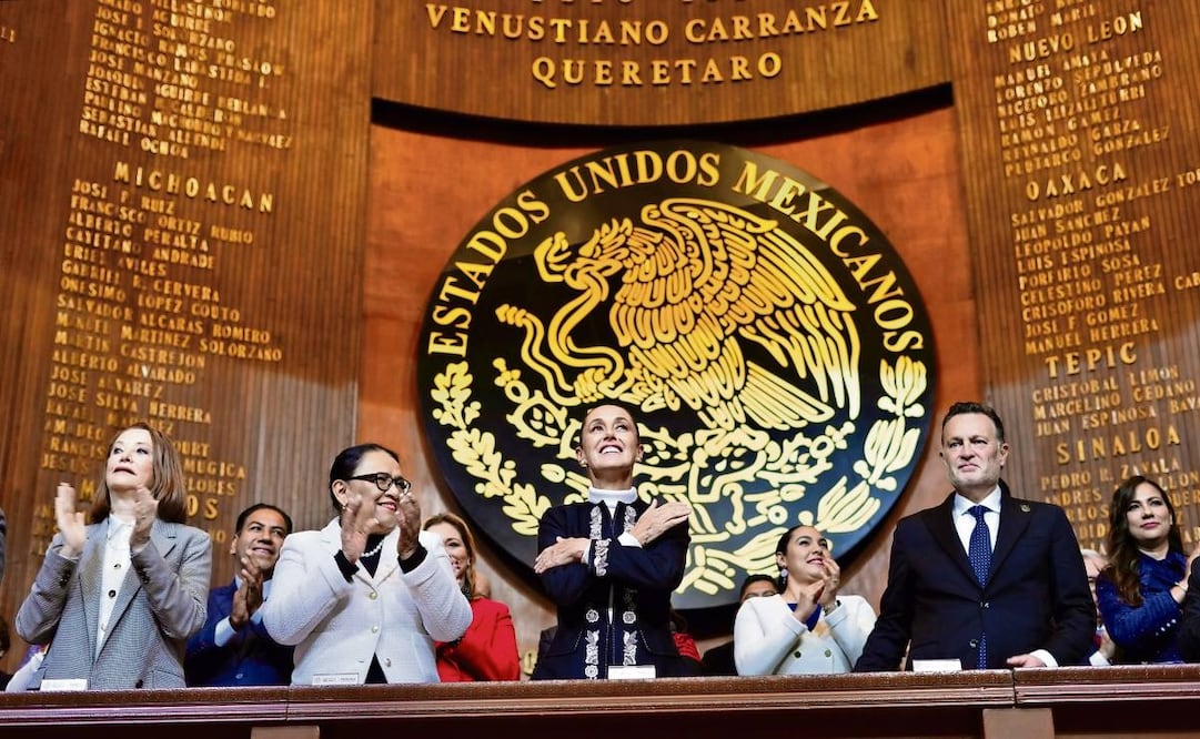 Al pie del Escudo Nacional, la Mandataria fue recibida entre aplausos. Foto: Especial