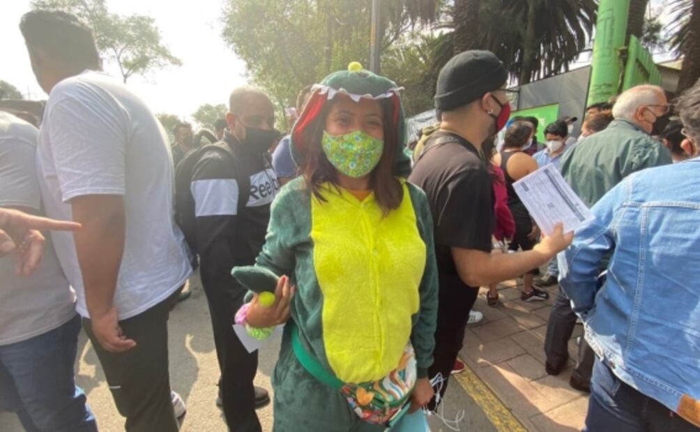 Luchadores, dinosaurios y hasta tiburones, los disfraces en vacunación Covid-19 en Xochimilco