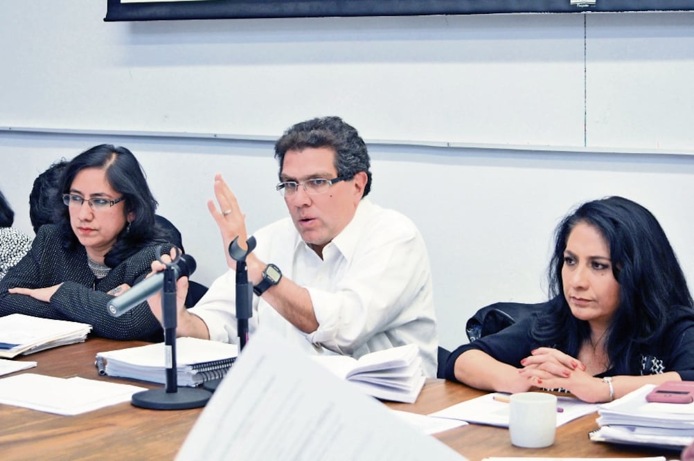 El también constituyente del PRD, Armando Ríos Piter, de la Comisión de Buen Gobierno, avaló la propuesta que parte del análisis al artículo 68 del proyecto de Carta Magna del Ejecutivo capitalino. (FOTO: ASAMBLEA CONSTITUYENTE)