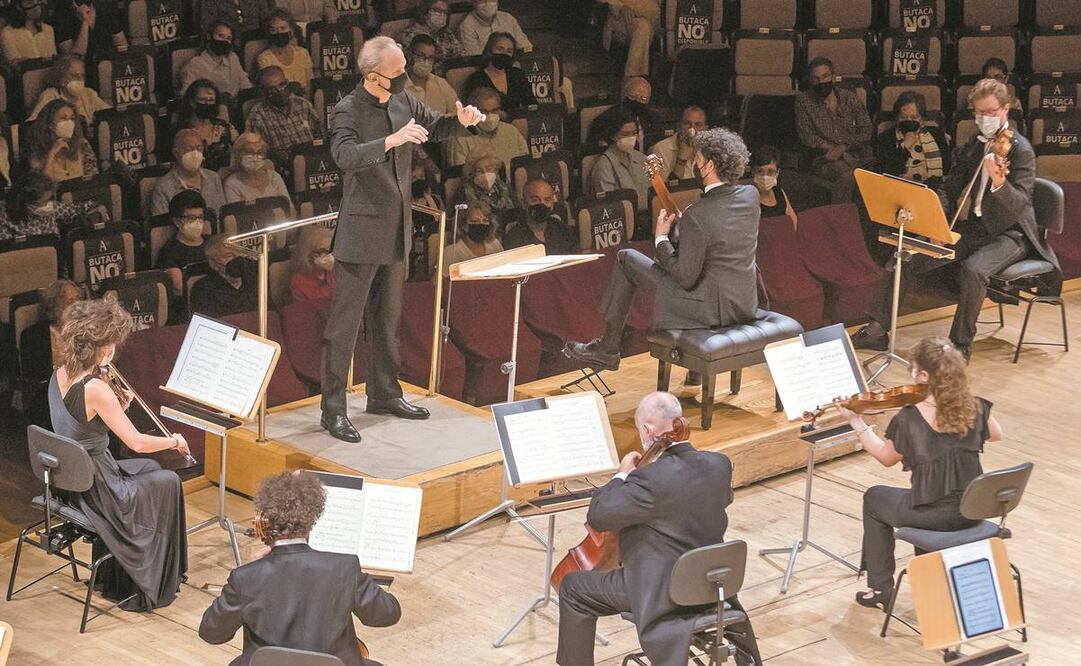 Carlos Miguel Prieto, durante el recital, en el que se interpretaron tres piezas de concierto, y que se realizó con las medidas sanitarias. Foto: Rafa Martín
