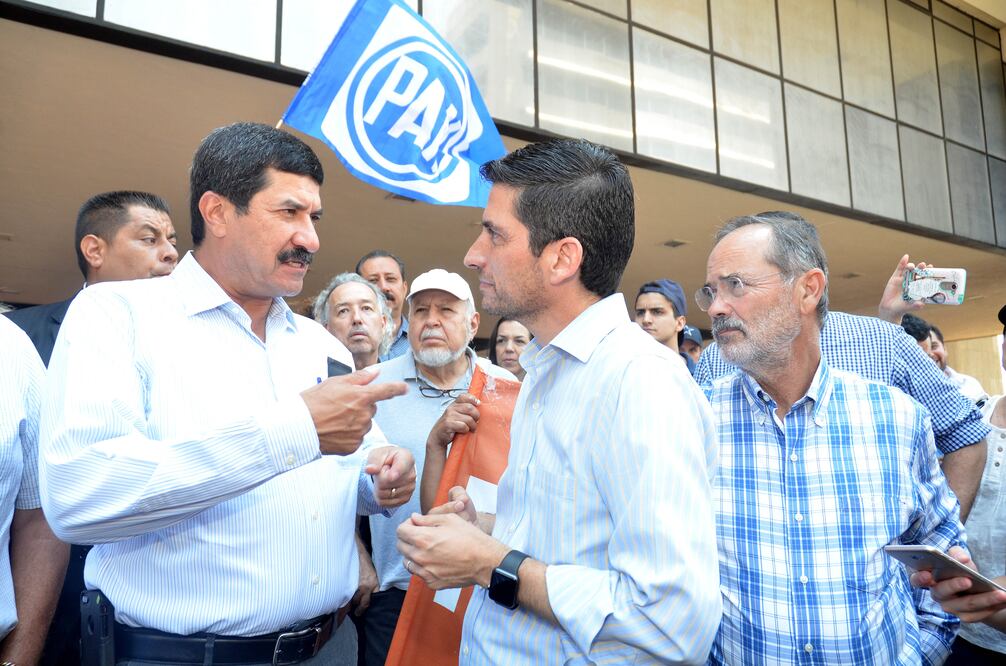 Javier Corral, gobernador de Chihuahua, y el senador electo Gustavo Madero acudieron al plantón que mantiene Felipe de Jesús Cantú en el palacio municipal de Monterrey (Foto: Emilio Vásquez / EL UNIVERSAL)