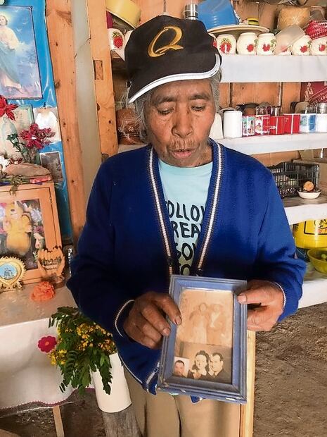 Vestida con suéter azul, pantalón café y gorra negra, Luisa festeja la
llegada de la energía a su pueblo Foto: Dinorath Mota