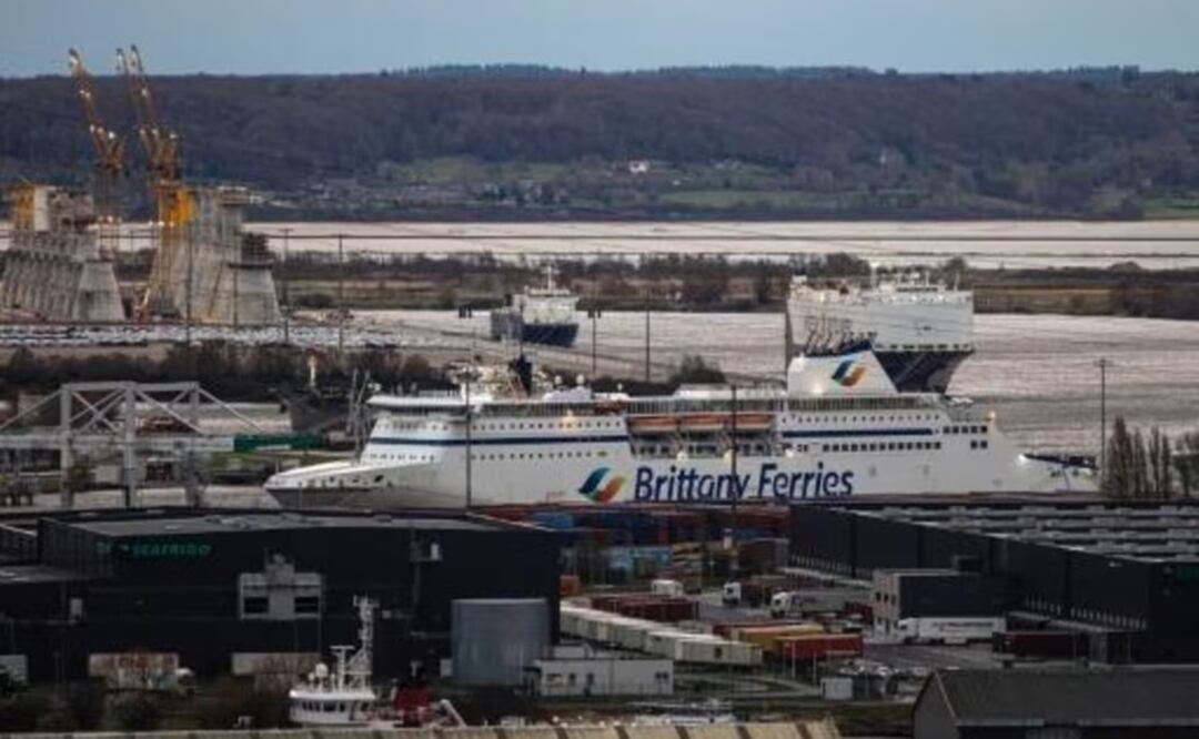 Un barco de la compañía Brittany Ferries, el 18 de febrero de 2022 en el puerto de Le Havre, al noroeste de Francia. Foto: AFP