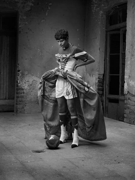 Muriel “Melón” Rivas posa con un uniforme de futbol intervenido con vestido y un corsé en una de las imágenes de Birds of Mexico City, serie en la que Pieter Henket explora nuevas expresiones de identidad y género. Crédito: Copyright: Pieter Henket. Cortesía de Damiani Books