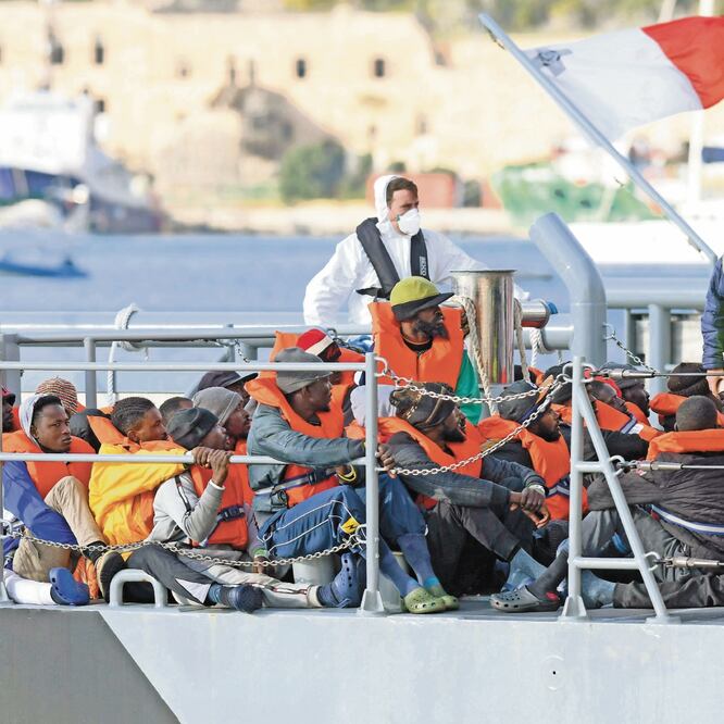 Los migrantes, que estaban varados en el barco Sea-E ye , fueron trasladados primero a un barco de la marina maltesa y luego conducidos hasta La Valeta. MATTHEW MIRABELLI. AFP
