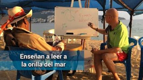 Mujer suiza enseña a leer a ambulantes en playa de Acapulco
