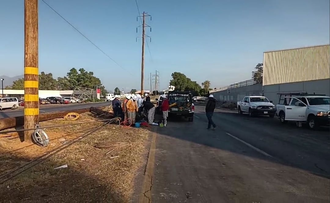 La estructura metálica fue cortada en tres partes para finalmente retirarla del lugar con enormes grúas. Luego el trailer fue levantado y retirado también. Foto: Especial