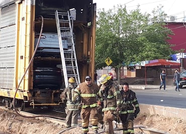 Se incendia vagón de Ferromex con 15 vehículos Ford