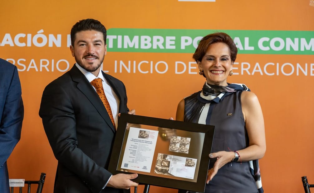 Samuel García presenta estampilla del Metro de Monterrey; conmemora 35 años de servicio.
Foto: Especial.
