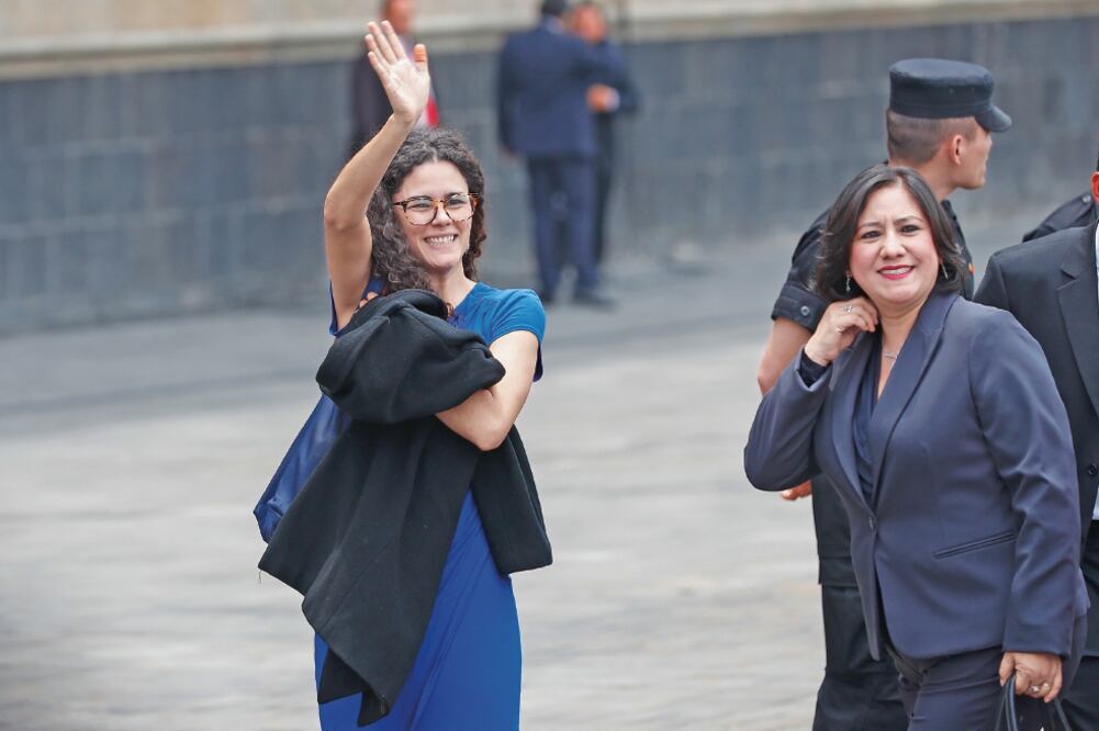 Luisa María Alcalde, propuesta por AMLO como secretaria del Trabajo, e Irma Eréndira Sandoval, quien va a la SFP, a su llegada a Palacio Nacional (YADÍN XOLALPA. EL UNIVERSAL)