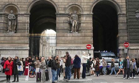 Ministra de Cultura de Francia asegura que la seguridad del Louvre funcionó durante el robo de joyas históricas