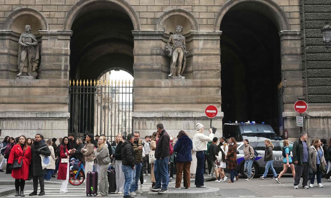 Ocho joyas napoléonicas fueron robadas del Louvre el domingo 19 de octubre. Foto: Dimitar DILKOFF / AFP.