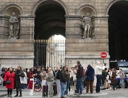 Ministra de Cultura de Francia asegura que la seguridad del Louvre funcionó durante el robo de joyas históricas