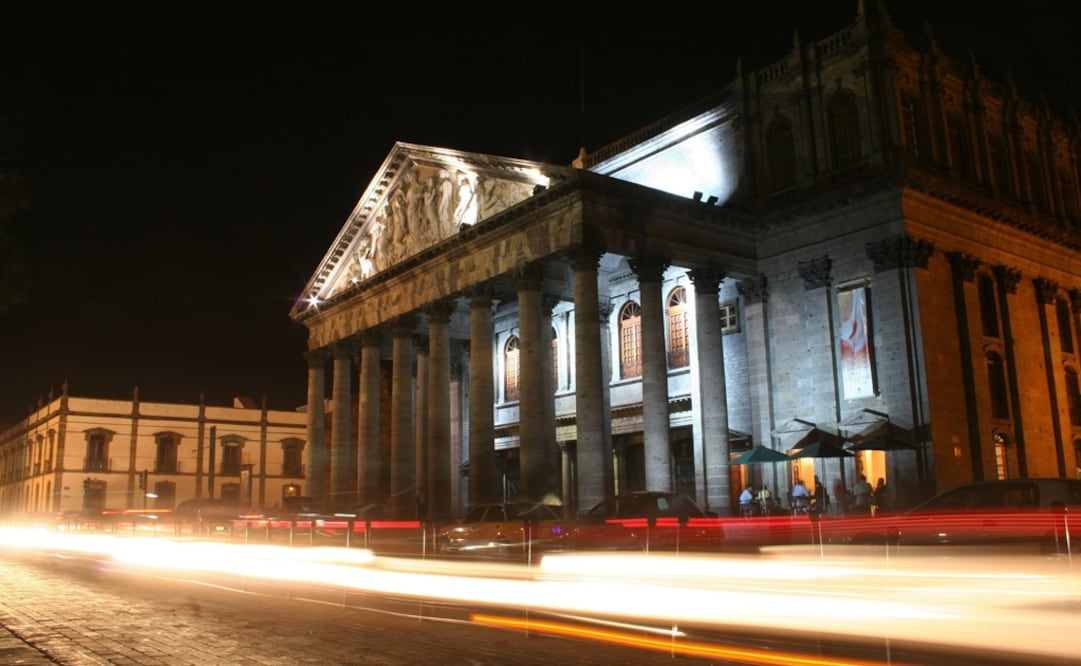 Aspecto nocturno del Teatro Degollado en la ciudad de Guadalajara. Foto: EFE