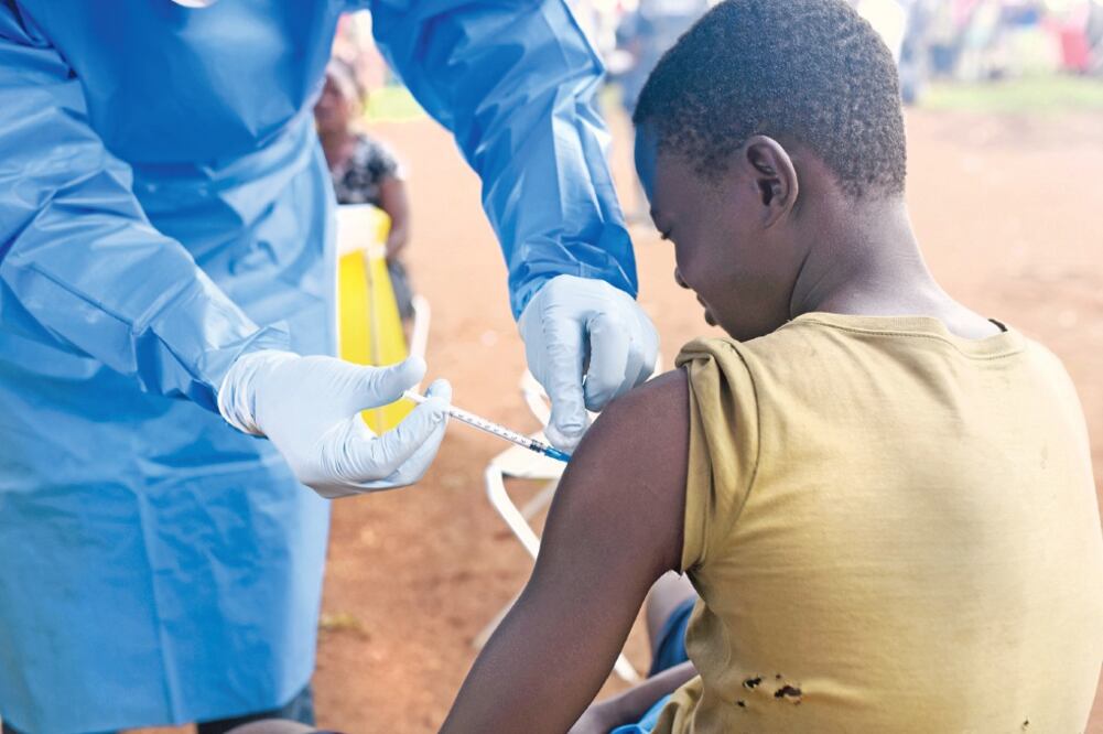 Un joven es vacunado contra el ébola en la República Democrática del Congo. (OLIVIA ACLAND. REUTERS)