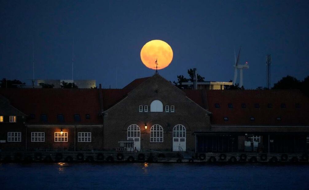 Una superluna se eleva sobre Copenhague el lunes 19 de agosto de 2024. Foto: AP