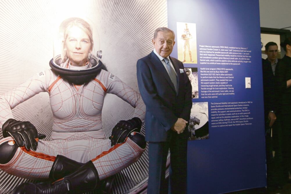 En su discurso de agradecimiento al MIT, Miguel Alemán, articulista de EL UNIVERSAL, reconoció la solidaridad de los mexicanos tras los sismos de septiembre (CORTESÍA)