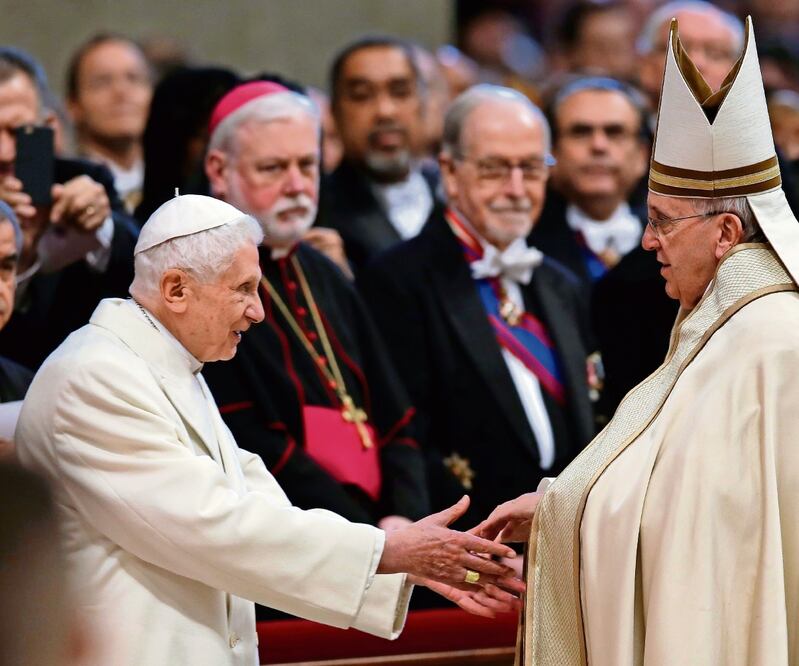 El papa emérito Benedicto XVI, con Francisco. Foto: Archivo AP