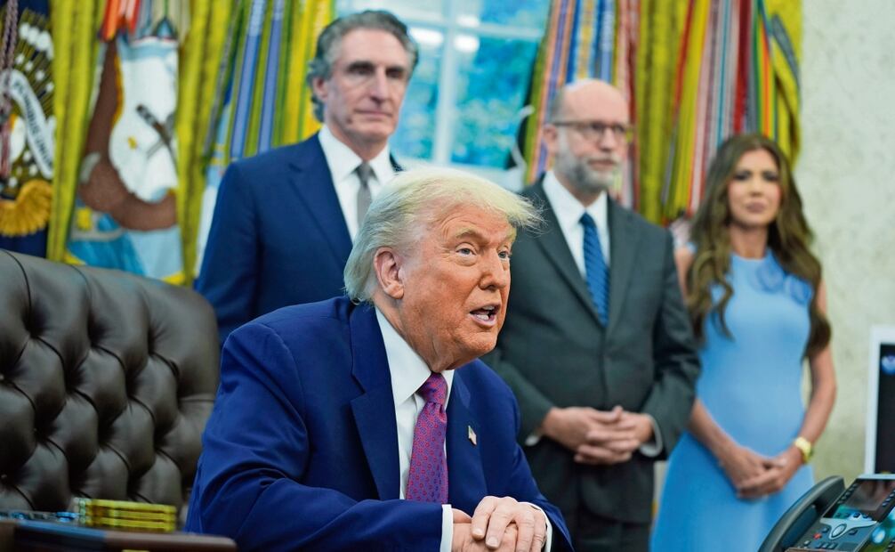 El presidente Donald Trump; el secretario del Interior, Doug Burgum; el director de presupuesto, Russell Vought, y la secretaria de Seguridad Nacional, Kristi Noem. Foto: Evan Vucci / AP