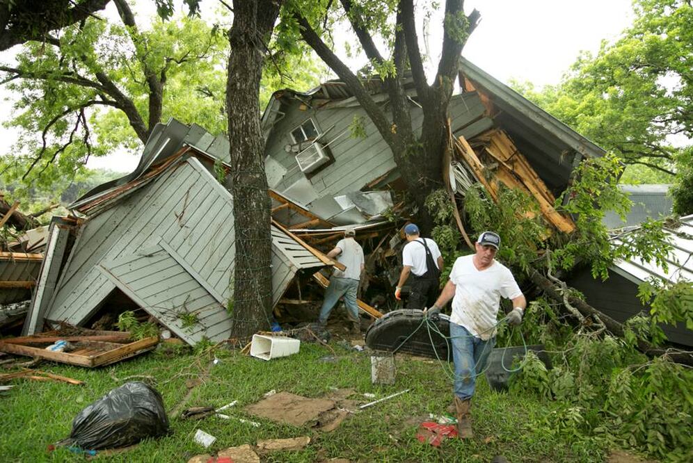 Unas dos mil personas han debido ser evacuadas de sus hogares, en tanto que los cálculos de los daños aún son preliminares, pero podrían ser altos, de acuerdo con autoridades de las comunidades afectadas