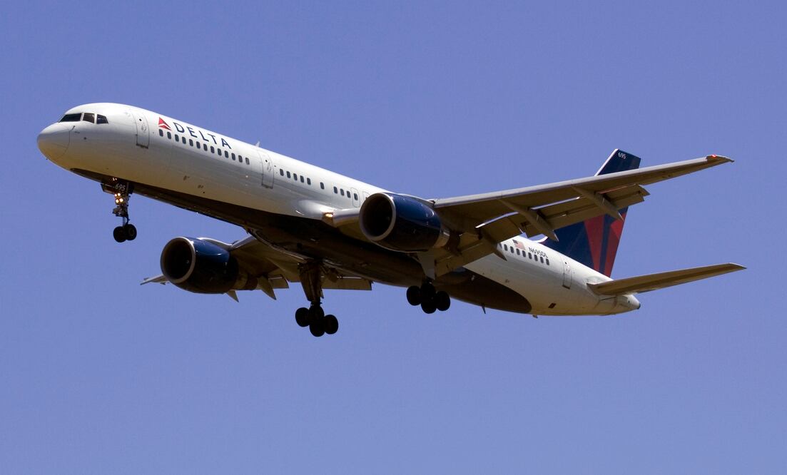 Según Delta Air Lines, 10 azafatas y cuatro pilotos estaban a bordo junto con 151 pasajeros. Foto: Archivo AP