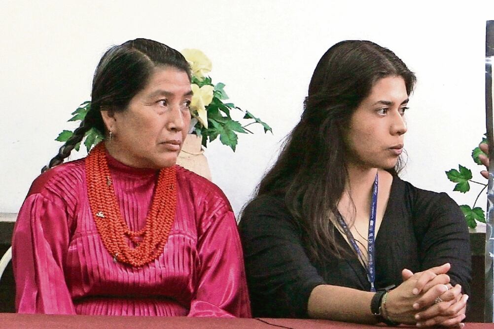 En mayo de 2006, Mariana Selvas (der.) y otras mujeres fueron agredidas por policías en el Estado de México (JORGE GUTIÉRREZ. EL UNIVERSAL)