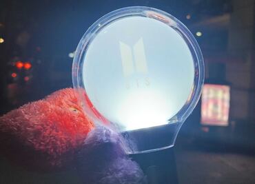 ¿Cómo funcionan las lightsticks que ocupan en los conciertos de Kpop?