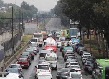 “La lluvia nunca había llegado a mi calle; hoy perdí mis cosas”: Vecinos bloquean Calzada Ignacio Zaragoza; exigen atención tras inundaciones