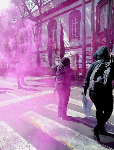 Feministas pintan sede de Morena contra candidatura de Félix Salgado Macedonio