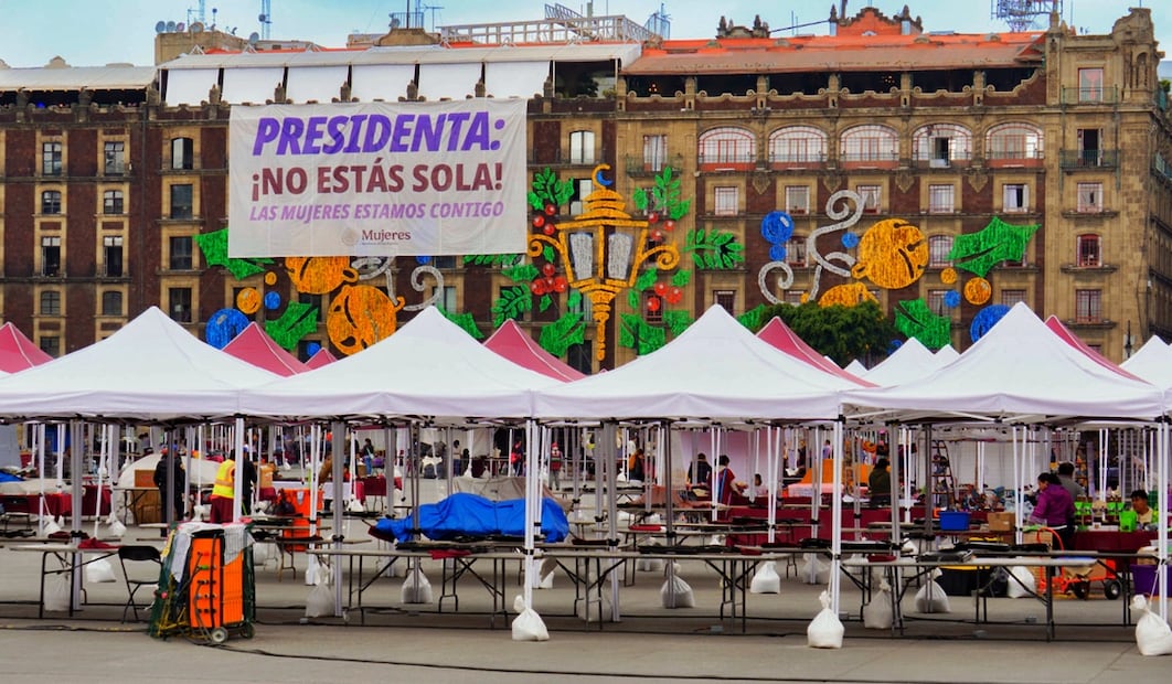 Personal de obras y Servicios alista el alumbrado decorativo para las fiestas decembrinas y fin de año; mientras, comerciantes acomodan sus puestos y productos para ofrecerlos en la romería de la plancha del Zócalo capitalino, el lunes 8 de diciembre de 2025. Foto: Osmar Alvarado/EL UNIVERSAL